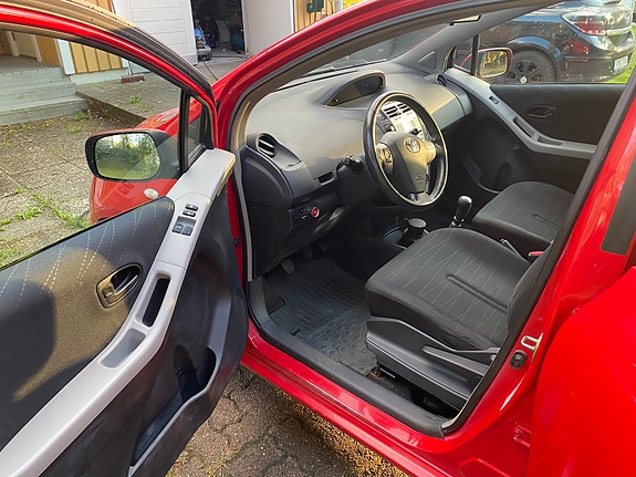 Toyota Yaris 6 of 9