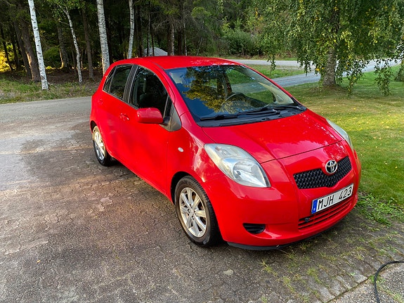 Toyota Yaris 2 of 9