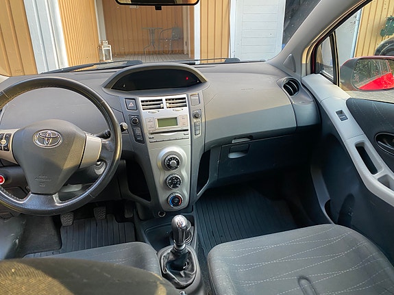 Toyota Yaris 4 of 9