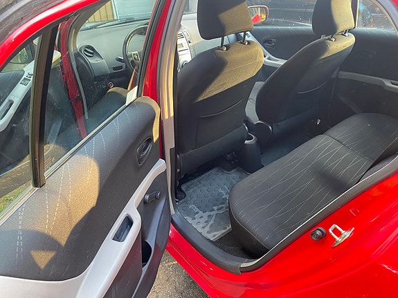 Toyota Yaris 5 of 9