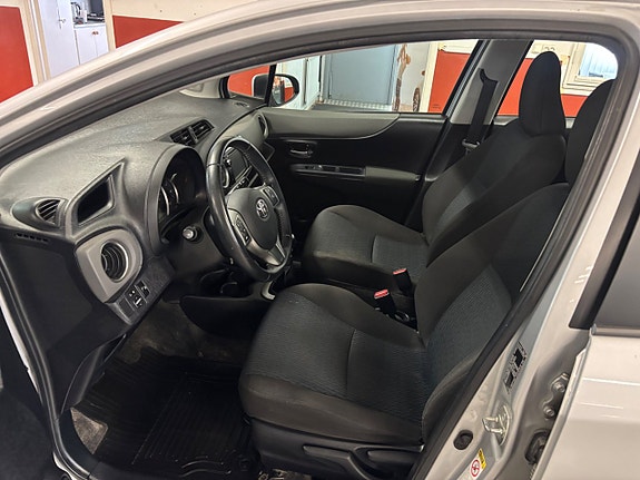 Toyota Yaris 5 of 6