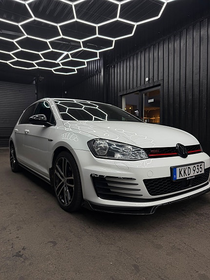 Volkswagen Golf VII 3 of 6