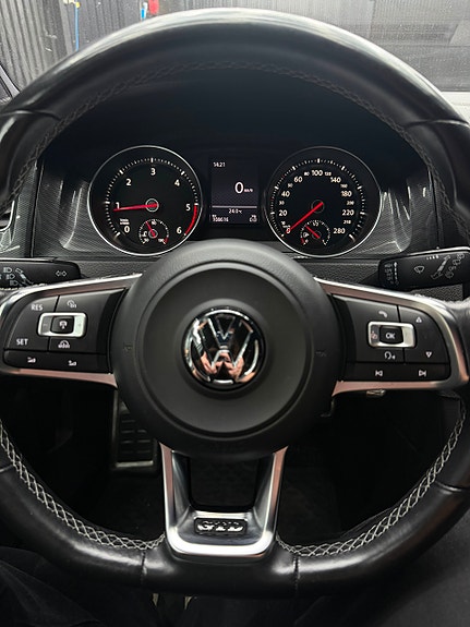 Volkswagen Golf VII 6 of 6
