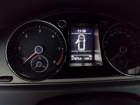 Volkswagen Passat 13 of 14