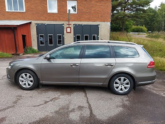 Volkswagen Passat 4 of 14