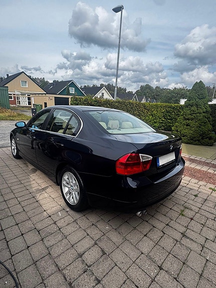 BMW 325i 3 of 5
