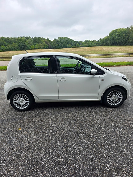 Volkswagen UP! 3 of 6