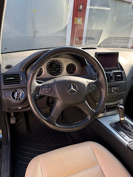 Mercedes-Benz C350 4 of 10