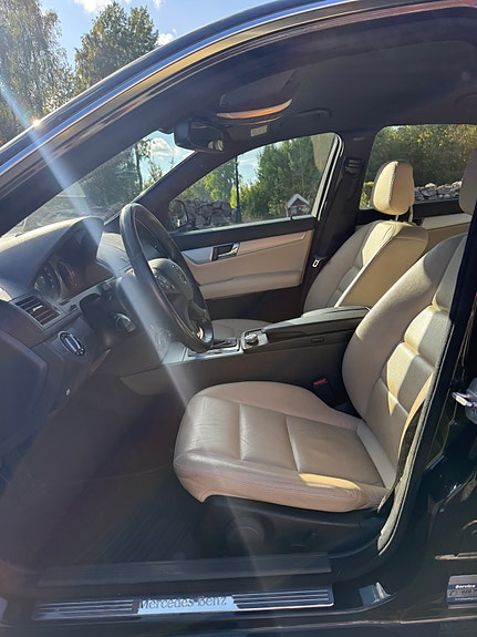 Mercedes-Benz C350 6 of 10