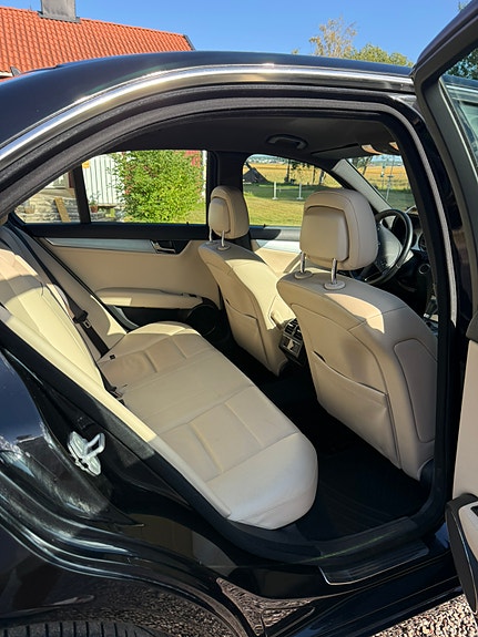 Mercedes-Benz C350 7 of 10