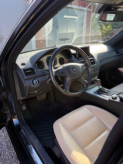 Mercedes-Benz C350 5 of 10
