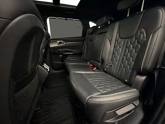 Kia Sorento 12 of 30