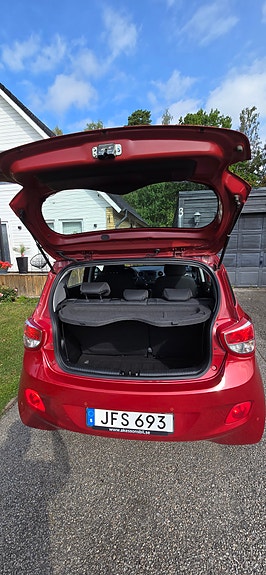 Hyundai i10 2 of 5