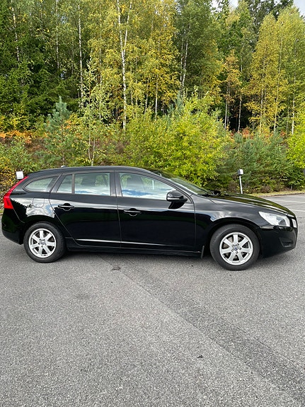 Volvo V60 2 of 9