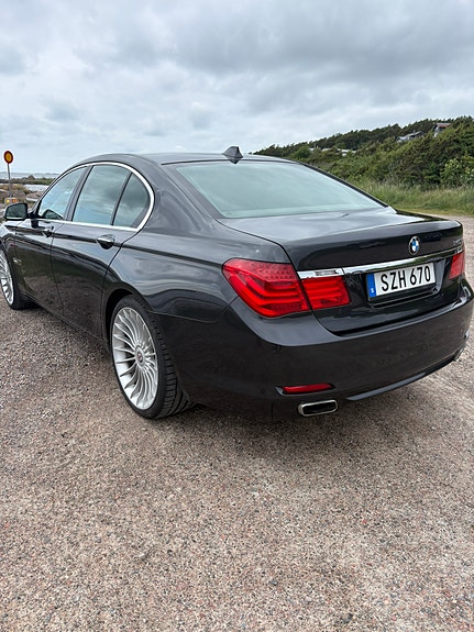 BMW 740d 2 of 5