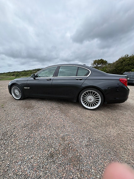 BMW 740d 3 of 5