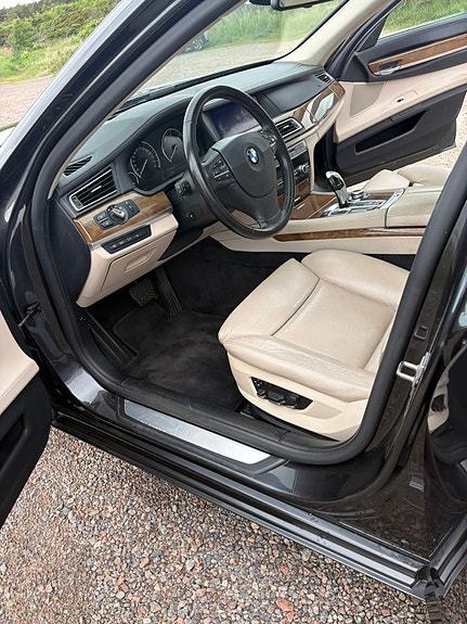 BMW 740d 4 of 5