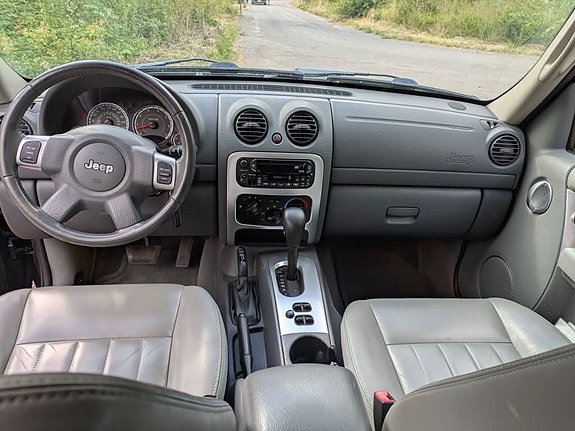 Jeep Cherokee 2 of 3