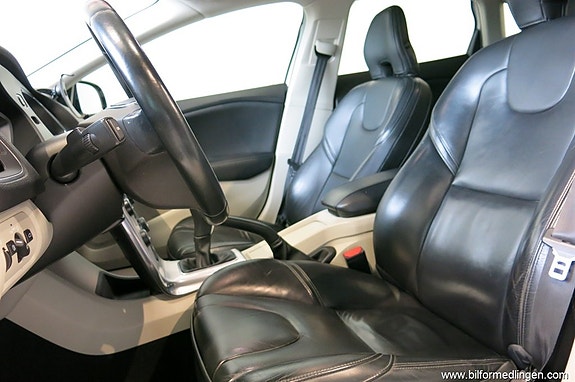 Volvo V40 10 of 16