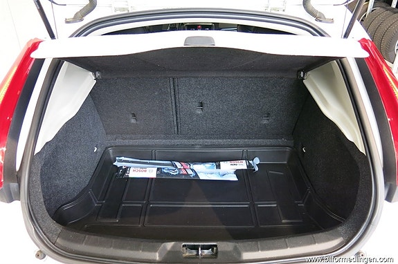 Volvo V40 12 of 16