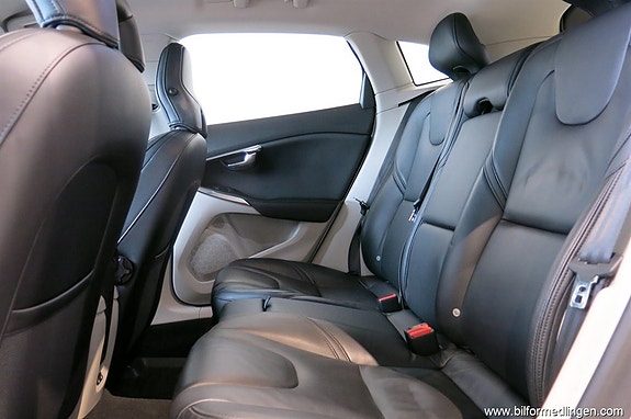 Volvo V40 11 of 16