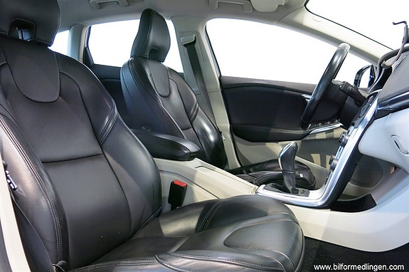 Volvo V40 7 of 16
