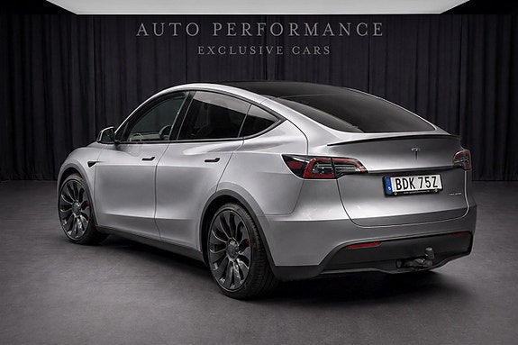 Tesla Model Y 3 of 9