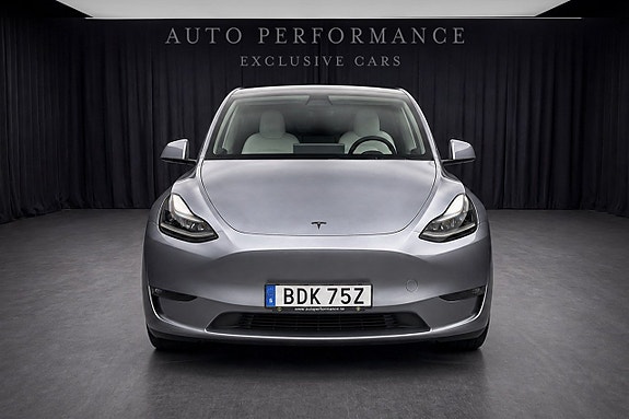 Tesla Model Y 4 of 9