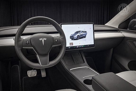 Tesla Model Y 7 of 9