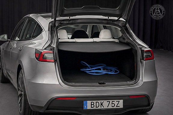 Tesla Model Y 9 of 9