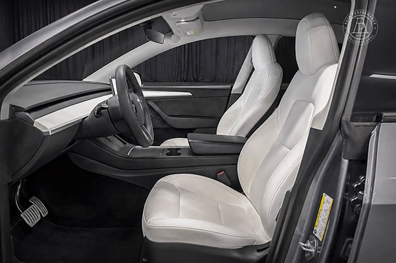 Tesla Model Y 6 of 9