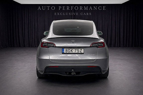 Tesla Model Y 5 of 9