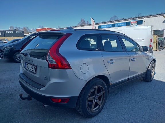Volvo XC60 2 of 7