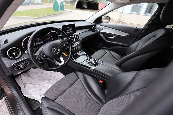 Mercedes-Benz C200 12 of 16