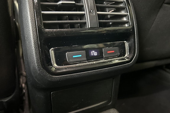 Volkswagen Passat 19 of 30