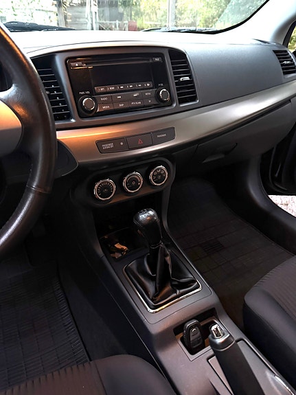 Mitsubishi Lancer 13 of 19
