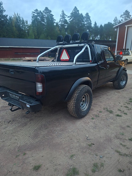 Nissan NP300 2 of 6
