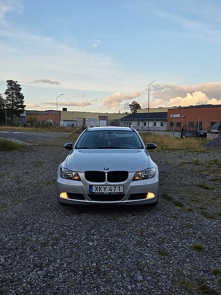 BMW 320i 3 of 6