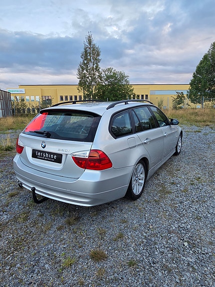 BMW 320i 2 of 6