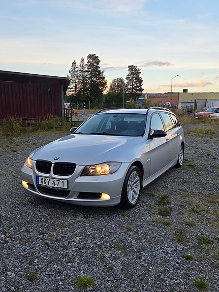 BMW 320i 4 of 6