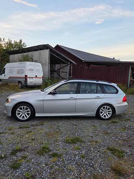 BMW 320i 5 of 6