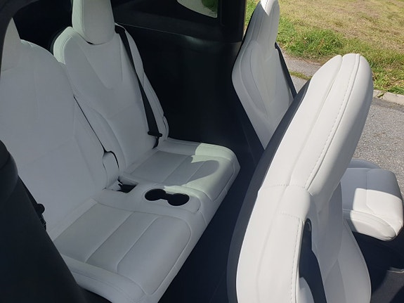 Tesla Model X 8 of 17