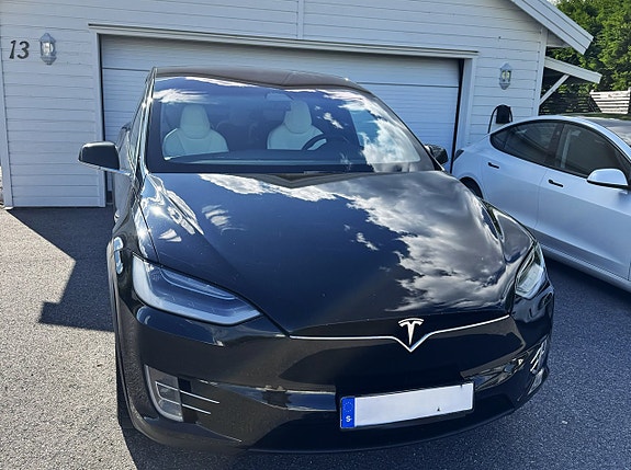 Tesla Model X 11 of 17