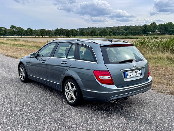 Mercedes-Benz C220 2 of 5