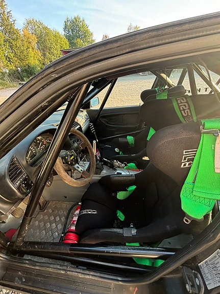 BMW 325i 3 of 6