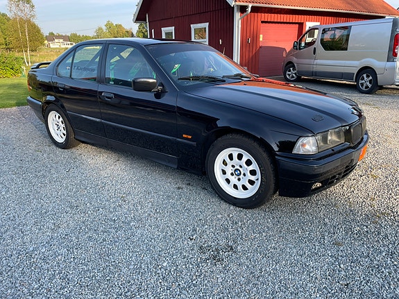 BMW 325i 5 of 6
