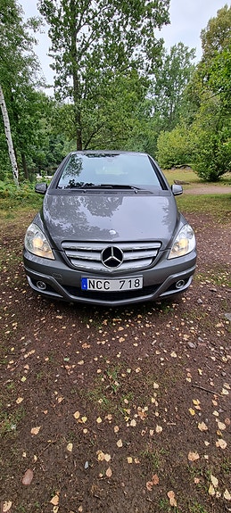 Mercedes-Benz B180 3 of 8