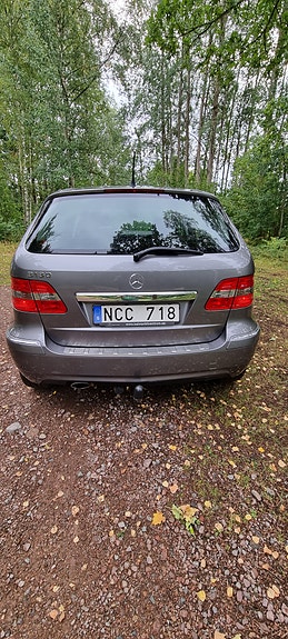 Mercedes-Benz B180 4 of 8