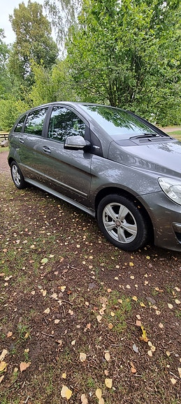 Mercedes-Benz B180 5 of 8