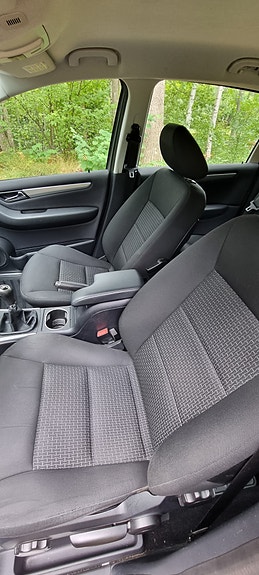 Mercedes-Benz B180 2 of 8